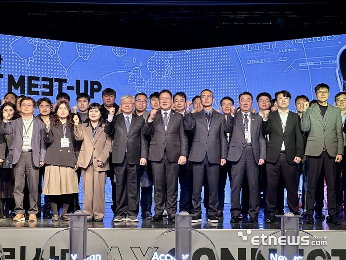 서병조 강원정보문화산업진흥원장(왼쪽 네번째부터), 현준태 춘천시장, 이규헌 한국산업단지공단 강원지역본부장, 김창혁 춘천바이오산업진흥원장 등이 '강원후평 AX 얼라이언스' 출범식에 참석했다.