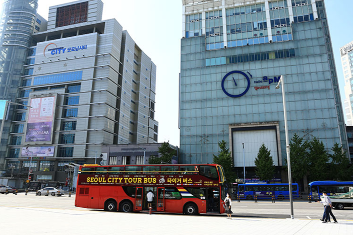 서울 동대문 서울시티투어 타이거버스와 정류장 모습. 서울경제진흥원 제공