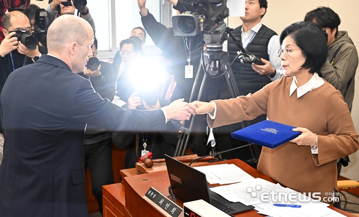 [포토] 악수하는 로저스-최민희