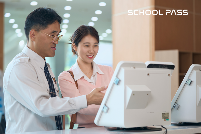 출입보안 분야 최초 과학기술정보통신부 우선구매대상 지능정보제품 인증을 받은 바른정보기술의 '스쿨패스' 사용모습.