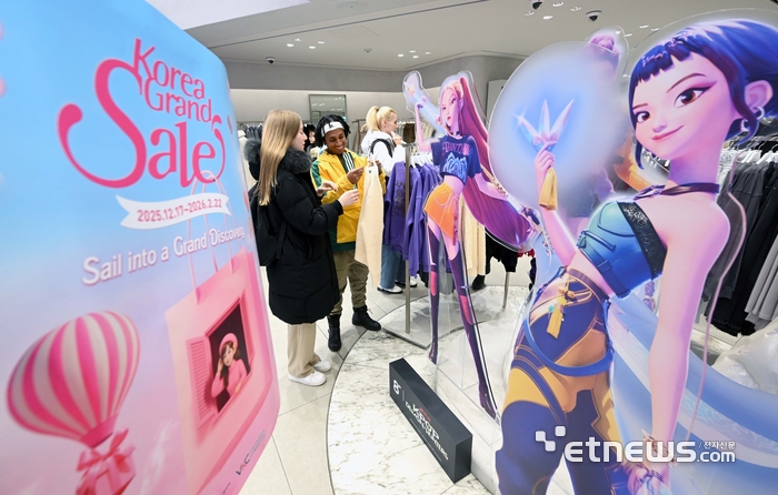 [포토] 코리아그랜드세일 개막, 매장 살펴보는 관광객