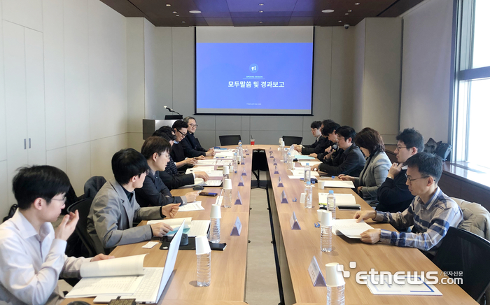 KTNET은 17일 서울 삼성동 트레이드타워에서 '제2차 무역물류 AI 전략 포럼'을 열고, 피지컬 AI 기술과 데이터 주권을 축으로 한 무역 AI 경쟁력 강화 방안을 논의했다.