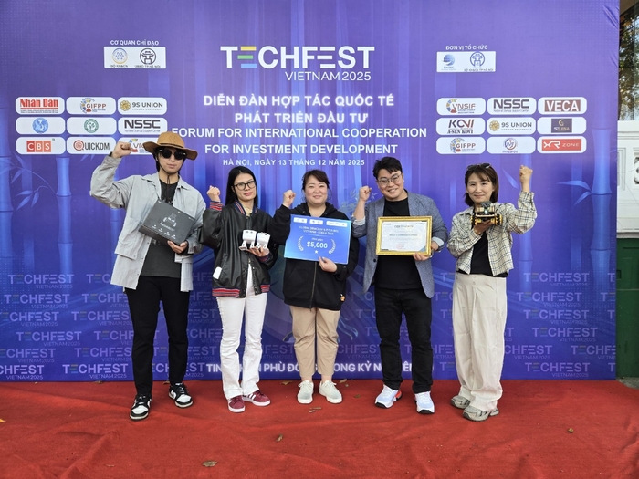 블루커뮤니케이션은 지난 12일 베트남 하노이에서 열린 TECHFEST Vietnam 2025의 부속행사인 글로벌 데모데이 & 피칭(Viet Nam-Korea 2025)에서 최종 우승을 차지했다.(사진=블루커뮤니케이션)