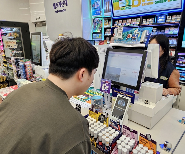 모델이 CU에서 토스 페이스페이로 결제를 진행하고 있다.