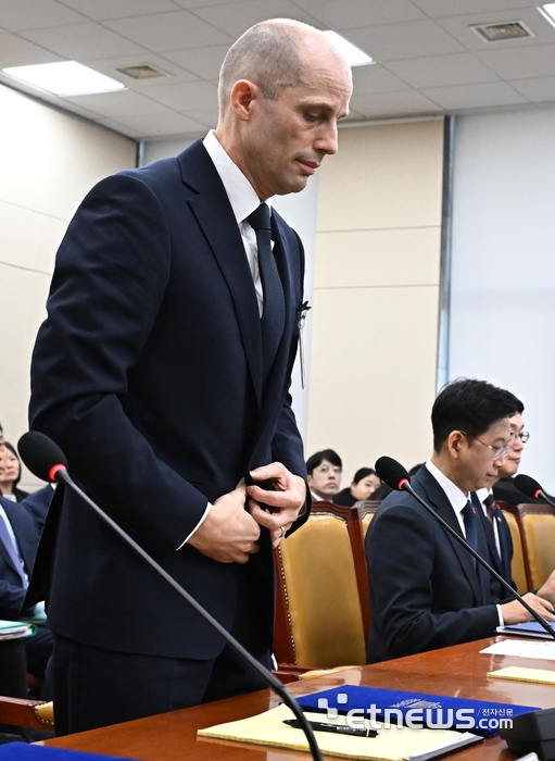 [포토] 인사하는 해롤드 로저스 쿠팡 대표