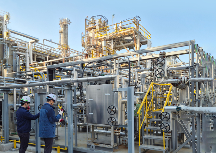 HD현대오일뱅크 직원들이 충남 대산공장에서 '안티에이징 프로젝트'에 참여해 설비 점검을 진행하고 있다. HD현대오일뱅크
