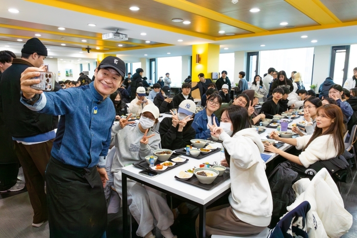 한양대학교는 지난 15일 서울 성동구 서울캠퍼스 한양플라자 학생식당에서 '이연복 셰프와 함께하는 천원의 아침밥' 특별 행사를 개최했다.(사진=한양대)