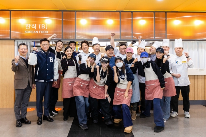 한양대학교는 지난 15일 서울 성동구 서울캠퍼스 한양플라자 학생식당에서 '이연복 셰프와 함께하는 천원의 아침밥' 특별 행사를 개최했다.(사진=한양대)