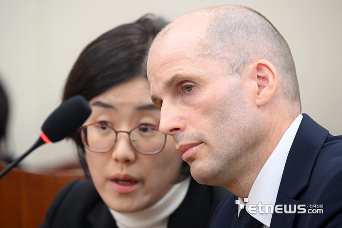 [포토] 청문회 질의듣는 해롤드 로저스 쿠팡 대표