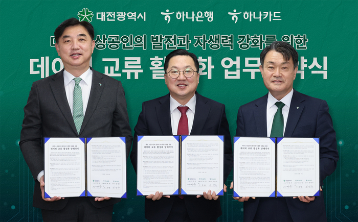 지난 16일 대전광역시청에서 대전광역시와 함께 진행된 '데이터 교류 활성화를 위한 업무협약'에서 (왼쪽부터) 이동열 하나은행 충청영업그룹 부행장, 이장우 대전광역시장, 성영수 하나카드 대표가 기념촬영을 하고 있다.