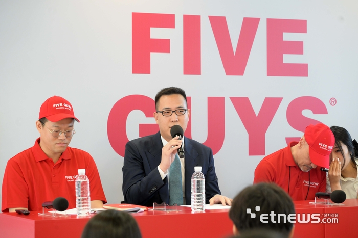 지난 2023년 6월 서울 강남구 파이브가이즈 매장에서 열린 오픈 기자간담회에서 당시 김동선 한화갤러리아 전략본부장이 기자들의 질의에 답변하고 있다. 사진=김민수기자