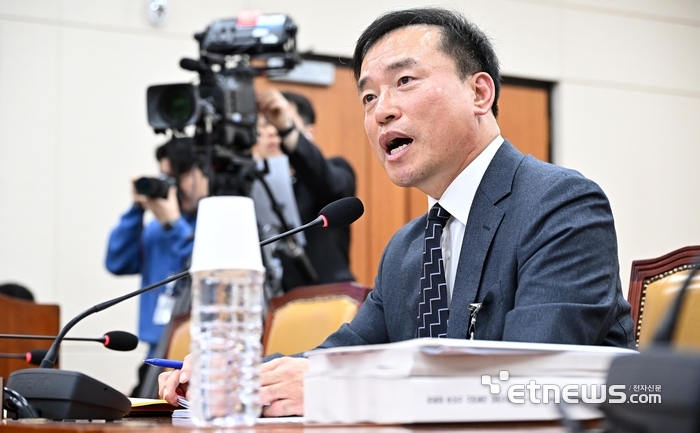 김종철 초대 방송미디어통신위원장 후보자에 대한 인사청문회가 16일 서울 여의도 국회에서 열렸다. 김 후보자가 질의에 답하고 있다.  이동근기자 foto@etnews.com