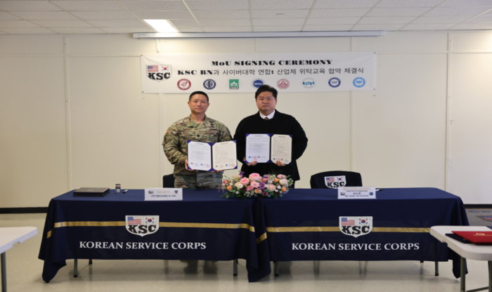 서울디지털대 송도형 입학관리팀장(오른쪽)과 미8군 지원단 대대장 마이클 오 중령이 상호발전과 우수인재 양성을 위한 '산업체위탁교육 협약'을 체결했다.