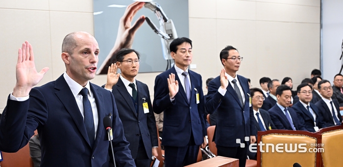 [포토] 쿠팡 개인정보 유출 청문회 증인 선서