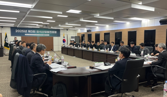 농림축산식품부는 16일 '용량꼼수' 대응 방안과 2026년 식품·외식산업 정책 방향을 공유하는 '식품업계 간담회'와 '2025년 외식산업 발전포럼'을 개최했다.(사진=농림축산식품부)