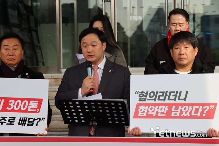 고준호 경기도의회 보건복지위원회 부위원장이 15일 파주시청에서 고양시 생활폐기물 반입 관련 기자회견을 열었다.