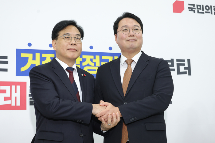 국민의힘 송언석 원내대표와 개혁신당 천하람 원내대표가 17일 국회에서 '통일교 게이트' 특별검사 추진을 위해 만나 악수하고 있다. 연합뉴스