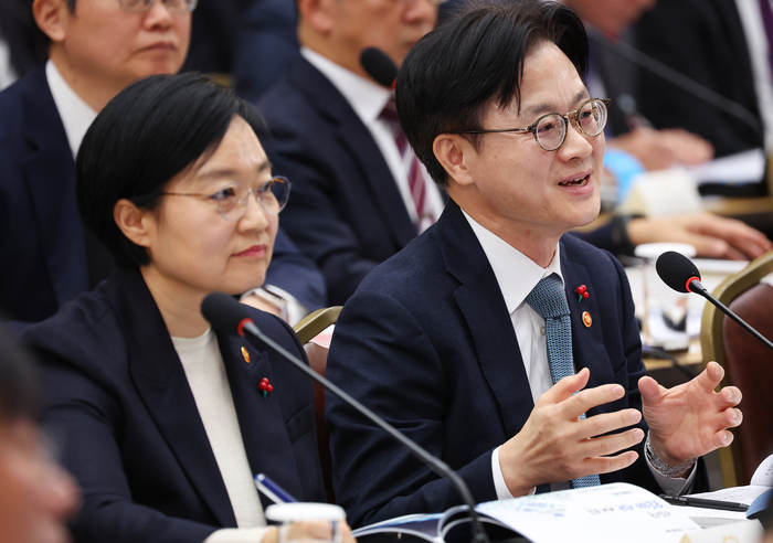 김정관 산업통상자원부 장관이 17일 정부세종컨벤션센터에서 이재명 대통령에게 업무보고를 하고 있다. 왼쪽은 한성숙 중소벤처기업부 장관. 연합뉴스