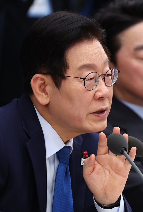 이재명 대통령, 부처 업무보고 발언     (세종=연합뉴스) 김도훈 기자 = 이재명 대통령이 17일 정부세종컨벤션센터에서 열린 산업부·지식재산처·중소벤처기업부 업무보고에서 발언하고 있다. 2025.12.17     superdoo82@yna.co.kr  (끝)