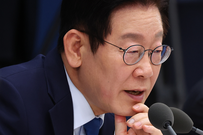 한국석유공사 관계자에게 질문하는 이재명 대통령 (세종=연합뉴스) 김도훈 기자 = 이재명 대통령이 17일 정부세종컨벤션센터에서 열린 산업부·지재처·중기부 업무보고에서 한국석유공사 관계자에게 질문하고 있다. 2025.12.17 superdoo82@yna.co.kr (끝)