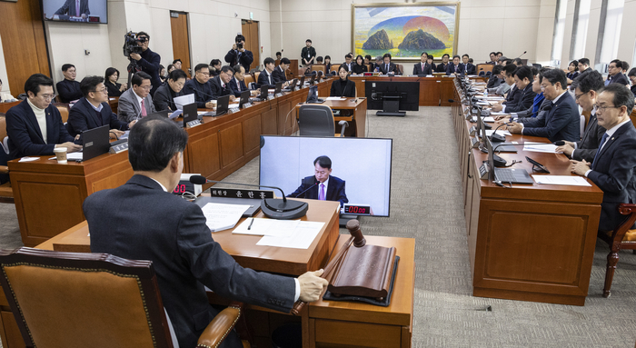 17일 국회에서 열린 정무위원회 전체 회의에서 윤한홍 위원장을 비롯한 여야 의원들이 이날 상정된 법안을 처리하고 있다. 연합뉴스