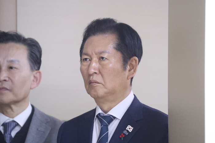 더불어민주당 정청래 대표가 17일 강원 강릉시 금학동 중부새마을금고 본점에서 열린 강릉 물 부족 예산 확보 보고회에 참석해 경청하고 있다. 연합뉴스