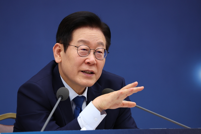 이재명 대통령이 17일 정부세종컨벤션센터에서 열린 기후에너지환경부(기상청)·원자력안전위원회 업무보고에서 발언하고 있다. 연합뉴스.