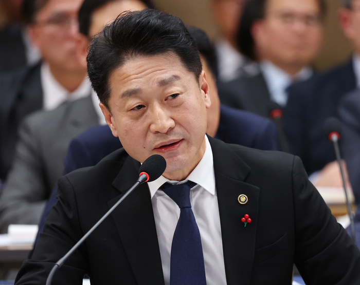 답변하는 이호현 기후부 제2차관     (세종=연합뉴스) 김도훈 기자 = 이호현 기후에너지환경부 제2차관이 17일 정부세종컨벤션센터에서 열린 기후부(기상청)·원안위 업무보고에서 이재명 대통령 질문에 답하고 있다. 2025.12.17     superdoo82@yna.co.kr (끝)