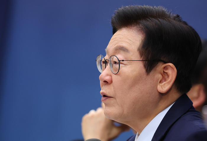 이재명 대통령, 기후부(기상청)·원안위 업무보고 발언     (세종=연합뉴스) 김도훈 기자 = 이재명 대통령이 17일 정부세종컨벤션센터에서 열린 기후부(기상청)·원안위 업무보고에서 발언하고 있다. 2025.12.17     superdoo82@yna.co.kr (끝)