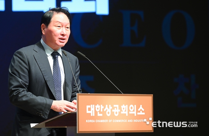 최태원 대한상의 회장이 지난해 12월 서울 중구 대한상의에서 열린 'CEO 조찬간담회'에서 인사말을 하고 있다.  이동근기자 foto@etnews.com