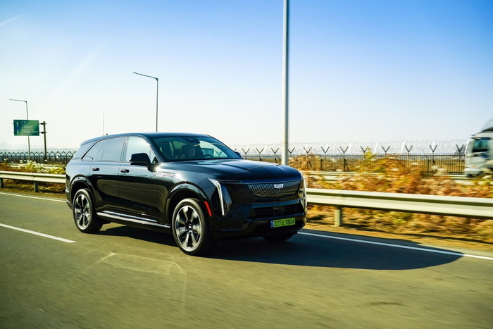 캐딜락 에스컬레이드IQ 주행모습.