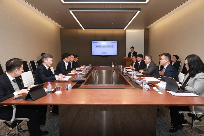 황종연 NH농협금융 사업전략부문 부사장(왼쪽 줄 왼쪽에서 세번째)이 17일 서울 여의도 소재 NH투자증권 본사에서 국민성장펀드 추진회의를 주재하고 있다.