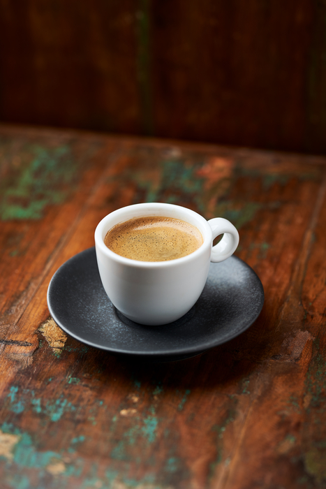 최근 영국에서 커피에 소금을 소량 넣어 마시는 '소금 커피'가 유행하는 가운데 이 같은 습관이 오히려 건강에 부담을 줄 수 있다는 전문가 의견이 제기됐다. 사진=게티이미지