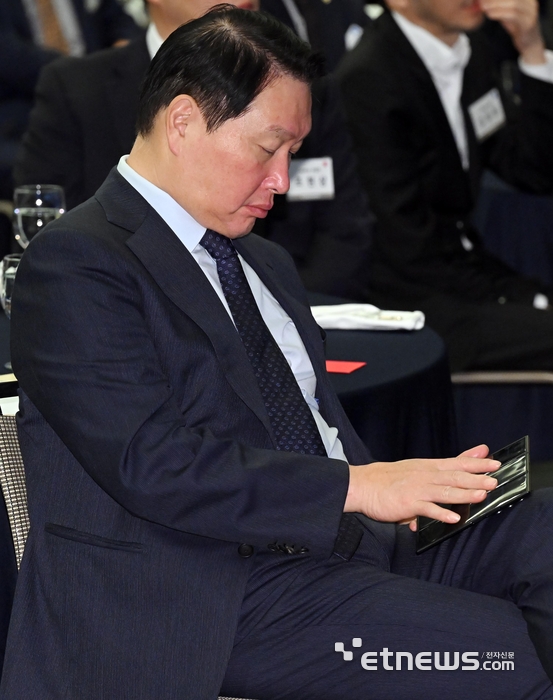 [포토] 갤럭시 Z 트라이폴드 사용하는 최태원