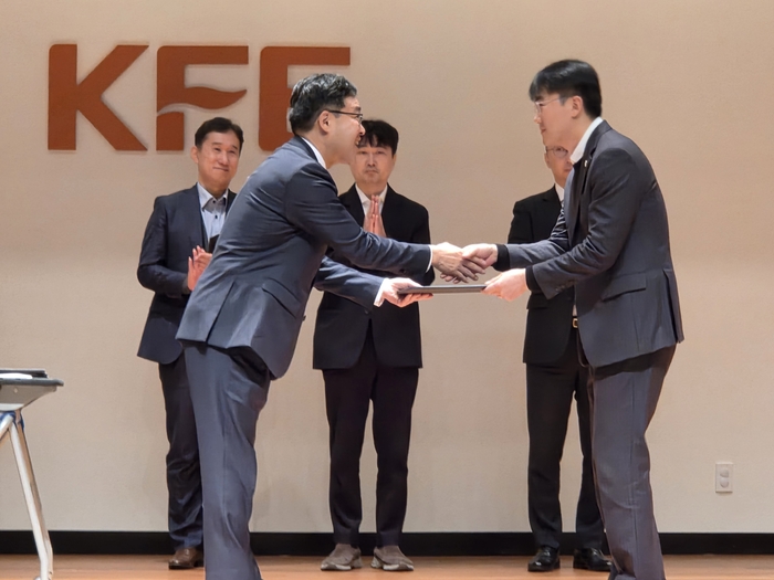2025년 부총리 겸 과학기술정보통신부장관 정보보호 유공 기관표창 수상 모습.