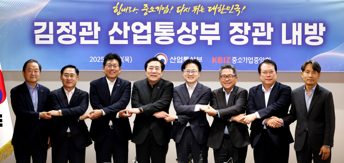 18일 김기문 중기중앙회장(왼쪽 네번째)을 비롯해 중기중앙회 부회장들이 김정관 산업통상자원부 장관(왼쪽 다섯번째)과 만나 기념촬영을 하고 있다.