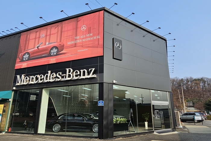 메르세데스-벤츠 코리아가 경북권 고객과의 접점을 확대하고 지역 고객 편의성을 강화하기 위해 '메르세데스-벤츠 구미 전시장(디엠모빌리티)을 신규 오픈했다.