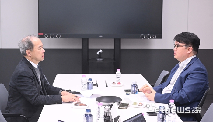 김정호 KAIST 교수-김녹원 딥엑스 대표 신년대담이 17일 경기도 성남시 판교 딥엑스 사옥에서 열렸다. 박지호기자 jihopress@etnews.com