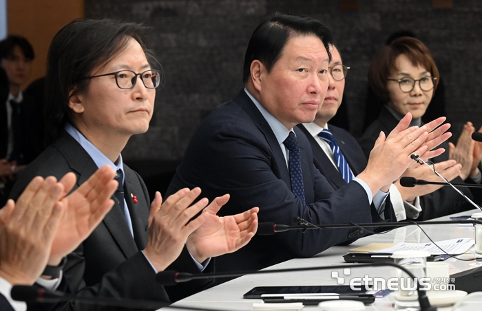 공정거래위원장 초청 간담회가 18일 서울 중구 대한상공회의소에서 열렸다. 최태원 대한상의 회장과 주병기 공정거래위원장 등 참석자들이 박수치고 있다. 이동근기자 foto@etnews.com