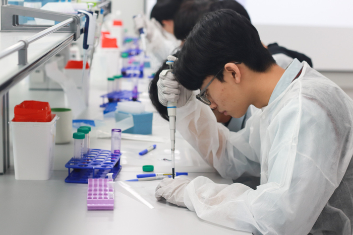 미생물 그람염색시험법 실습 현장.