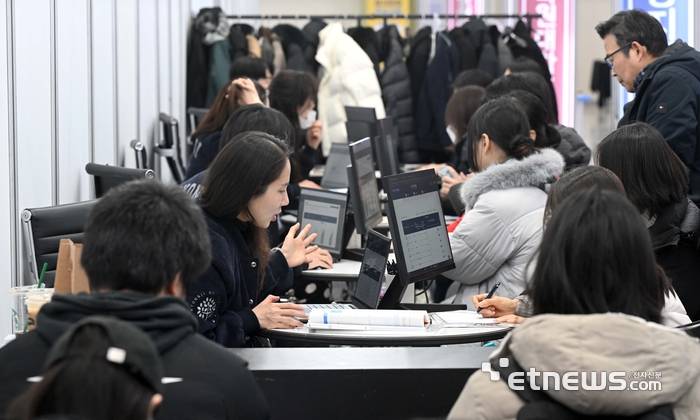 한국대학교육협의회가 주최한 '2026학년도 정시 대학입학정보박람회'가 18일 서울 강남구 코엑스에서 열렸다. 박람회를 찾은 수험생들이 입시상담을 받고 있다. 김민수기자 mskim@etnews.com