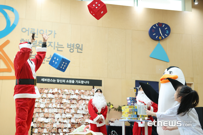 세브란스에서 '미리' 크리스마스!…남자간호사회, 어린이 환자에 선물 나눔 행사