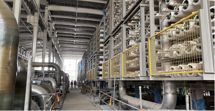 대산임해산업지역 해수담수화 주요 시설 '역삼투 막여과' 현장 모습. 물 분자만 통과할 수 있는 분리막(RO막)을 이용, 삼투압 이상의 압력을 가해 담수를 생산한다. 사진 출처 : 기후부