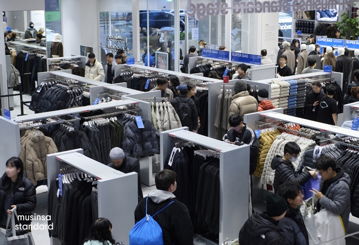 고객들이 지난 11월 리뉴얼 오픈한 무신사 스탠다드 홍대 플래그십 스토어에서 쇼핑하고 있다.