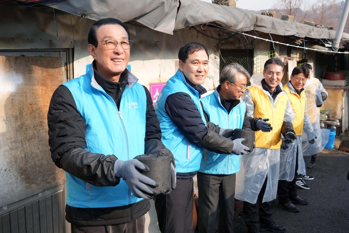 수협중앙회(회장 노동진)과 Sh수협은행은 연말연시를 맞아 17일 서울 개포동 구룡마을 일대에서 '사랑의 연탄' 봉사활동을 실시했다. 사진은 수협중앙회 노동진회장(왼쪽 첫번째), Sh수협은행 신학기은행장(왼쪽 두번째),수협중앙회 김기성대표(왼쪽 세번째) 등이 함께 연탄릴레이를 하는 사진. 사진제공=수협은행