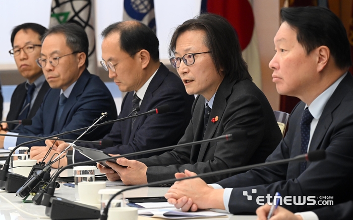 공정거래위원장 초청 간담회가 18일 서울 중구 대한상공회의소에서 열렸다. 주병기 공정거래위원장(왼쪽)과 최태원 대한상의 회장이 행사장에 입장하고 있다. 이동근기자 foto@etnews.com