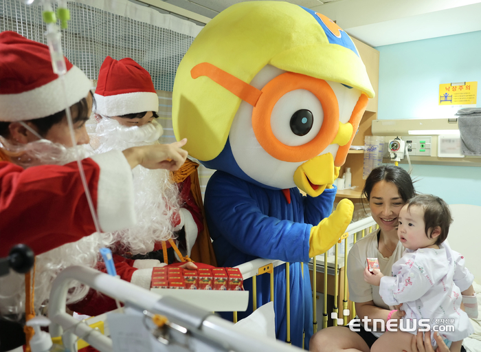 세브란스에서 '미리' 크리스마스!…남자간호사회, 어린이 환자에 선물 나눔 행사