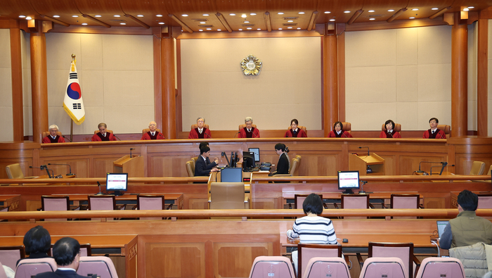 18일 서울 종로구 헌법재판소에서 열린 조지호 경찰청장 탄핵심판 선고기일에 김상환 헌법재판소장를 포함한 헌법재판관들이 착석해 있다. 연합뉴스