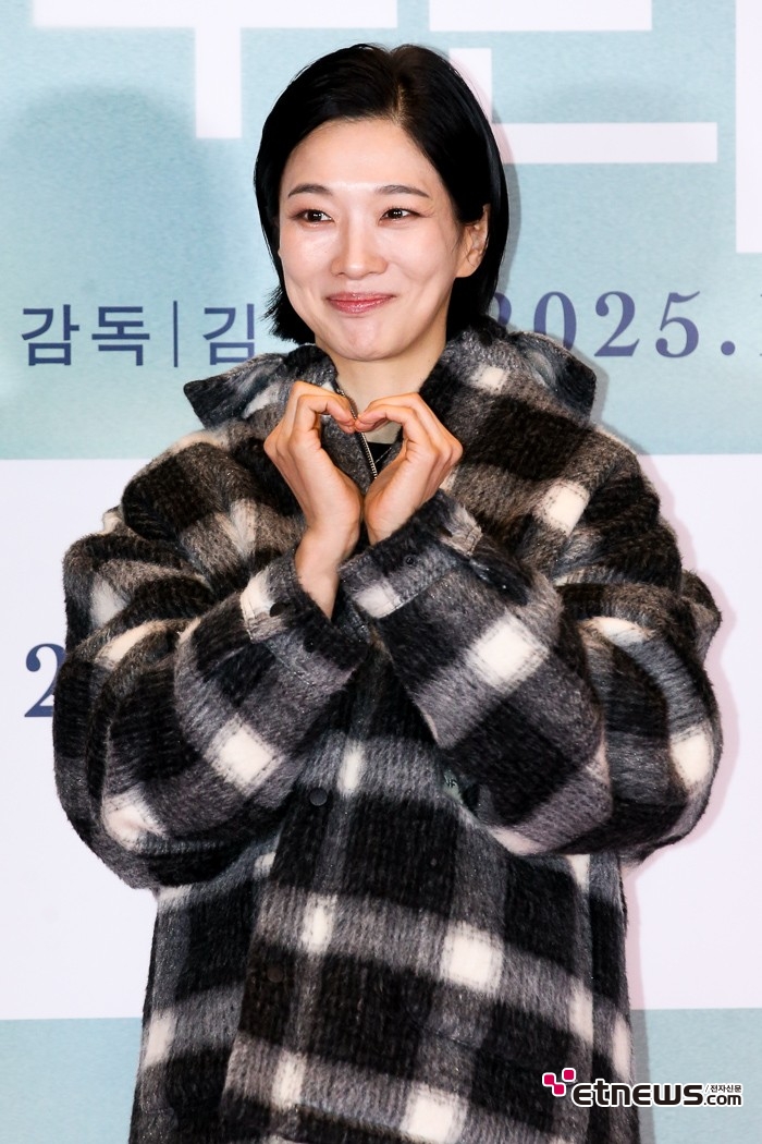 [ET포토] 정윤하, '하트 어울리나요'