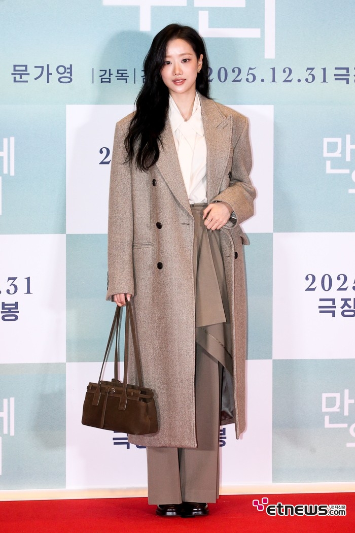 [ET포토] 이나은, '구김 1도 없는 코트핏'